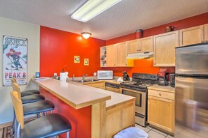 Fridge, microwave, stovetop, dishwasher - Ski & Unwind Fireside: Main St Condo in Tannhauser (Breckenridge)