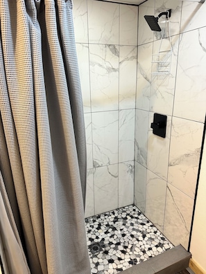 Douche, sĂšche-cheveux, serviettes fournies, savon