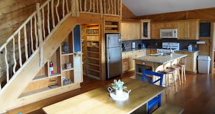 Perfect Mountain Home II with HOT TUB overlooking Mary's Lake/Near RMNP entrance