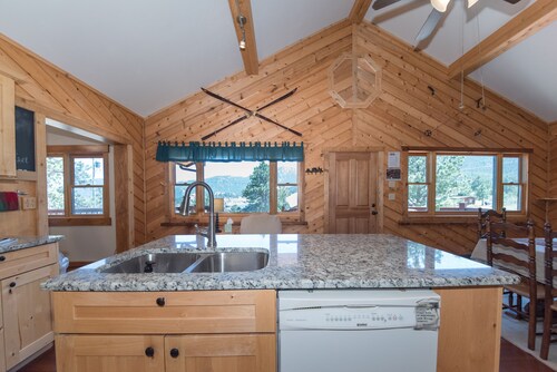 Perfect Mountain Home II with HOT TUB overlooking Mary's Lake/Near RMNP entrance