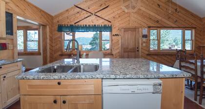 Perfect Mountain Home II with HOT TUB overlooking Mary's Lake/Near RMNP entrance
