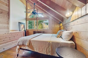 2 bedrooms, WiFi, bed sheets - High-end ski-in/ski-out getaway with fast WiFi, large deck & more (Snoqualmie Pass)