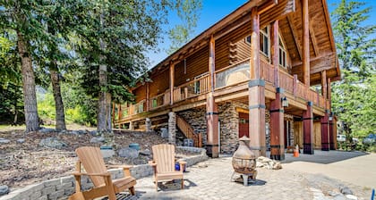High-end ski-in/ski-out getaway with fast WiFi, large deck & more
