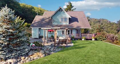 Custom home overlooking Redwood Creek Valley - hot tub, furnished deck & firepit