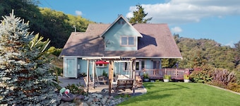 Custom home overlooking Redwood Creek Valley - hot tub, furnished deck & firepit