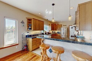 Een koelkast, een microgolfoven, een oven, een kookplaat