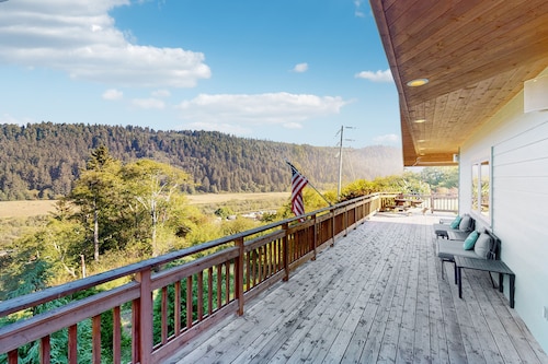 Custom home overlooking Redwood Creek Valley - hot tub, furnished deck & firepit