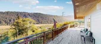 Custom home overlooking Redwood Creek Valley - hot tub, furnished deck & firepit