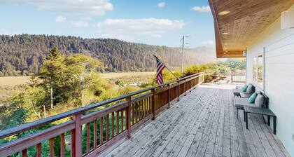 Custom home overlooking Redwood Creek Valley - hot tub, furnished deck & firepit