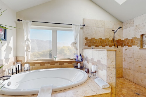 Custom home overlooking Redwood Creek Valley - hot tub, furnished deck & firepit