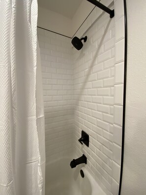 Combined shower/tub, hair dryer, towels