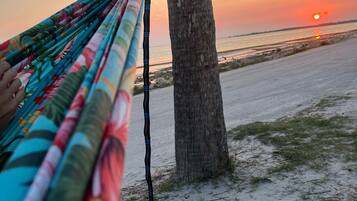 Nära stranden, solstolar och strandhanddukar