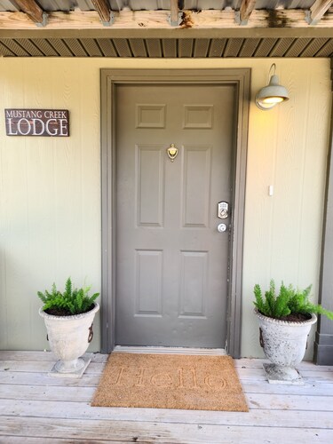 Surrounded by Hill Country Beauty w/Pond; minutes from Historic Salado Village