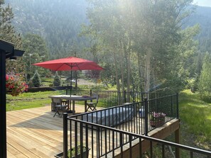 Outdoor dining - Large house in the mountains, (pre-approved!) dogs welcome (Georgetown)