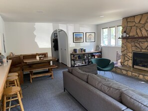 Televisor intel·ligent, llar de foc, llibres i estèreo 