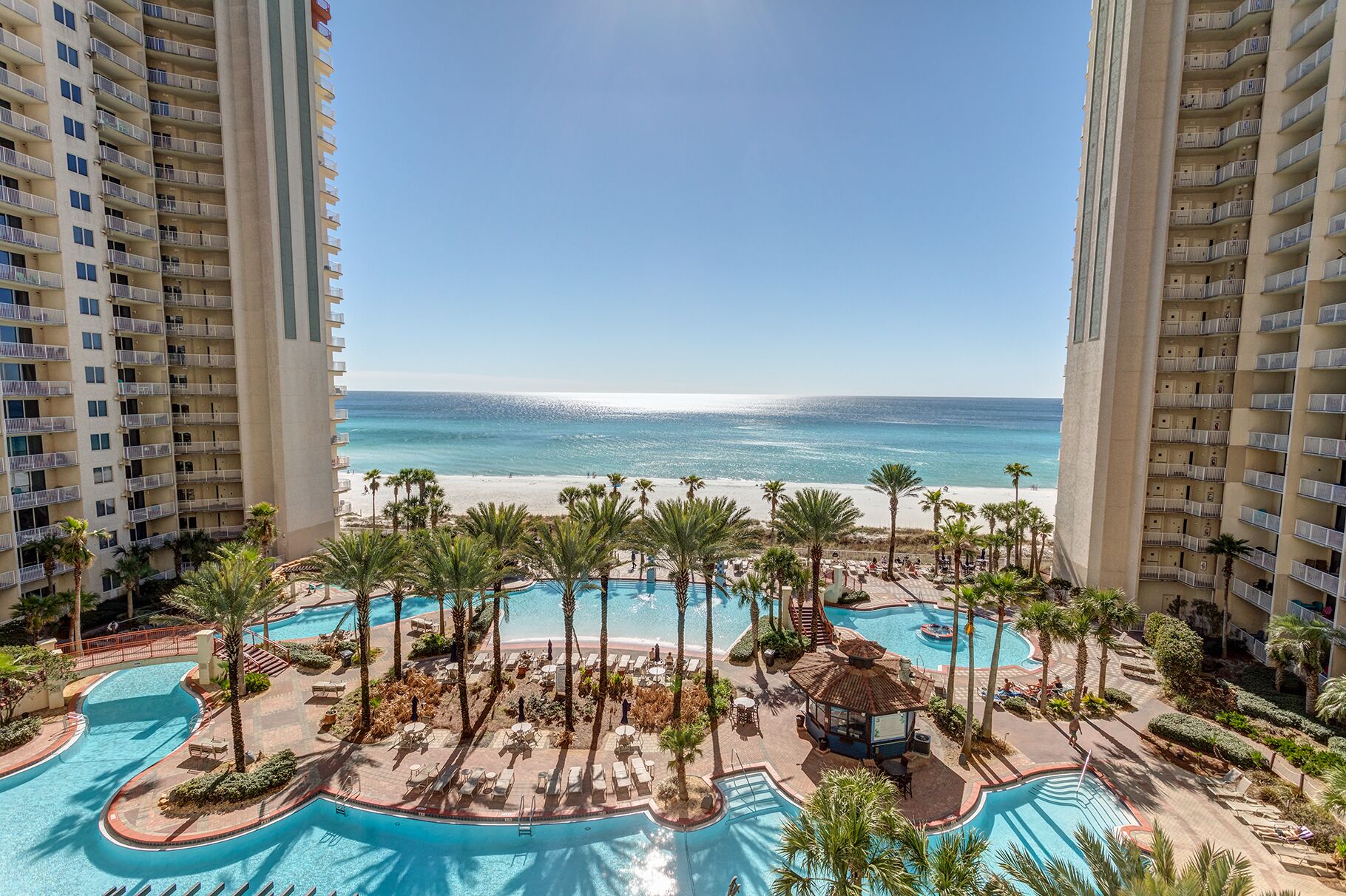 Innendørsbasseng og et oppvarmet basseng