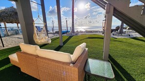 Terrace/patio - Upscale ocean front home & easy canal boat access to Gulf or Atlantic (Big Pine Key)