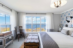 3 bedrooms, desk, iron/ironing board, travel cot - The Salty Cribb II- Private oceanfront vacation home just minutes from Lunenburg (Rose Bay)