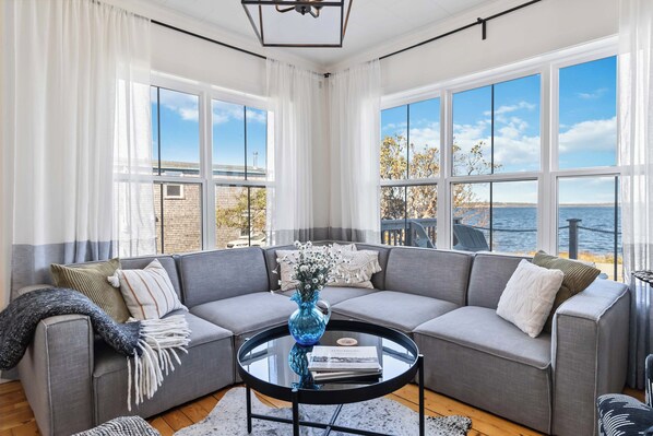 Smart TV, fireplace, video games, DVD player - The Salty Cribb II- Private oceanfront vacation home just minutes from Lunenburg (Rose Bay)