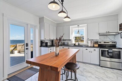 The Salty Cribb II- Private oceanfront vacation home just minutes from Lunenburg