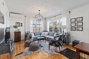 Smart TV, fireplace, video games, DVD player - The Salty Cribb II- Private oceanfront vacation home just minutes from Lunenburg (Rose Bay)