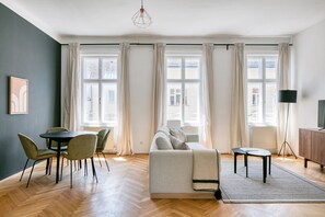 TV, stereo - Deluxe Josefstadt 2BR w/ Elevator, walk to bars + Metro U6, by Blueground (Vienna)