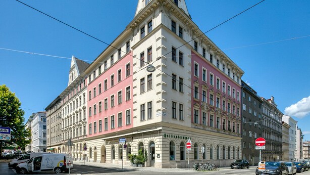Il s'agit d'un bâtiment historique au style architectural classique, caractérisé par une tour d'angle imposante et une façade symétrique.