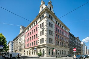Il s'agit d'un bâtiment historique au style architectural classique, caractérisé par une tour d'angle imposante et une façade symétrique.