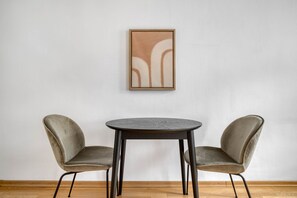 Dining - Chic Josefstadt Studio w/ Elevator, walk to bars, Metro U6, by Blueground (Vienna)