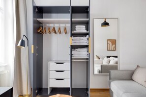 TV, stereo - Chic Josefstadt Studio w/ Elevator, walk to bars, Metro U6, by Blueground (Vienna)