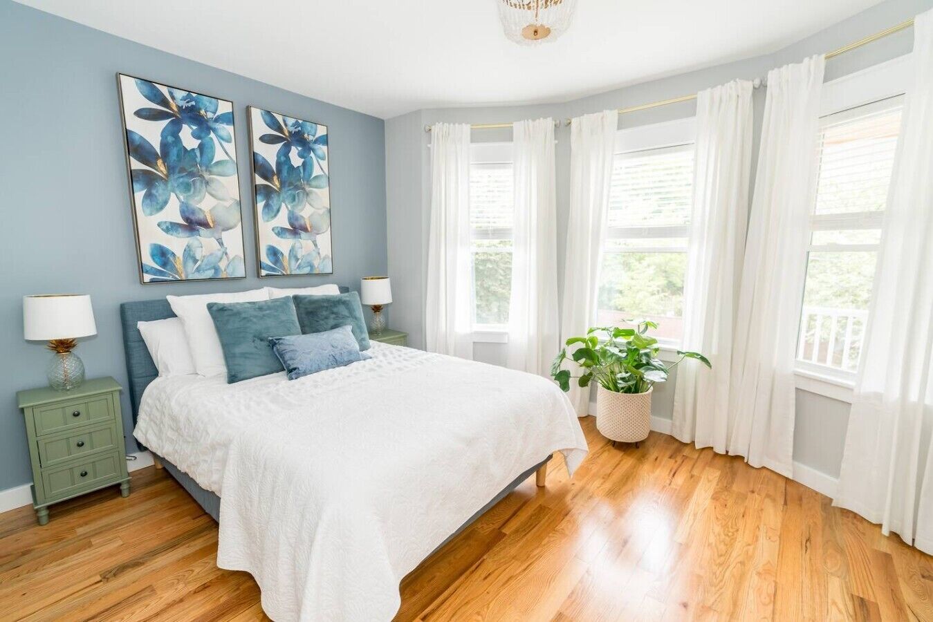 3 bedrooms, desk, iron/ironing board, travel crib