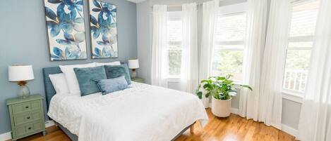 3 bedrooms, desk, iron/ironing board, travel crib