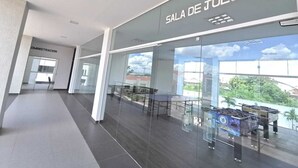 A modern interior with a foosball table labeled "SALA DE JUEGOS" and a visible "ADMINISTRACION" area.