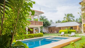 Una piscina al aire libre, sombrillas, tumbonas