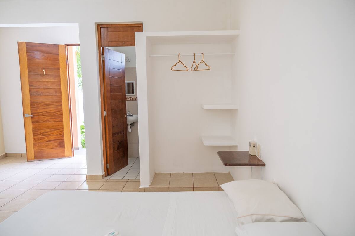 Double Room | Desk, free WiFi, bed sheets
