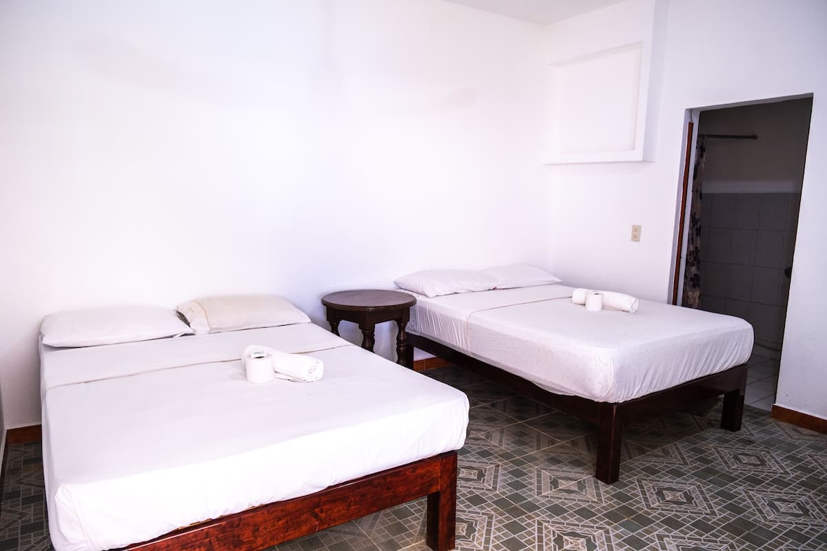 Escritorio, wifi gratis y ropa de cama
