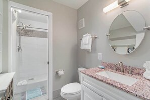 Banyera, assecador de cabells i tovalloles 