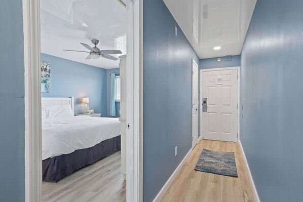 1 dormitorio, tabla de planchar con plancha, wifi y ropa de cama