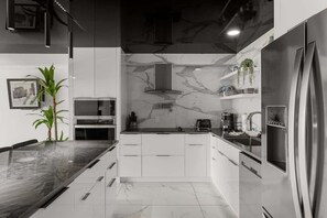 Kühlschrank, Mikrowelle, Ofen, Herdplatte