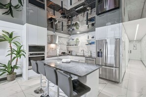 Réfrigérateur, micro-ondes, four, plaque de cuisson