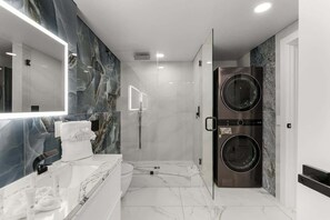 Badekar, hårtørrer, håndklæder