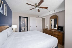 1 dormitorio, tabla de planchar con plancha, wifi y ropa de cama