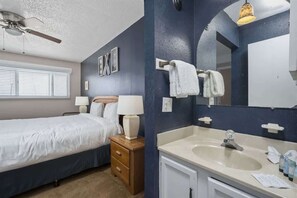 Bañera, secador de pelo y toallas