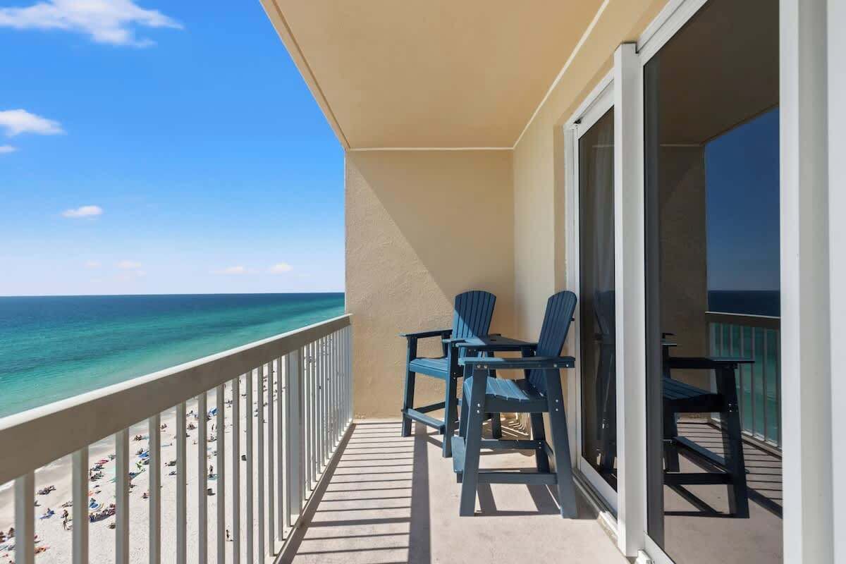 Un balcon avec vue sur la plage et l’océan.