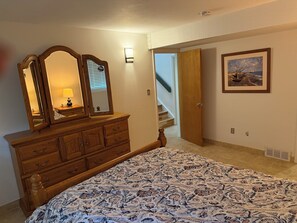 4 bedrooms, iron/ironing board, WiFi, bed sheets