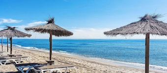 Stunning private villa for 5 people with WIFI, TV, terrace, pets allowed and parking
