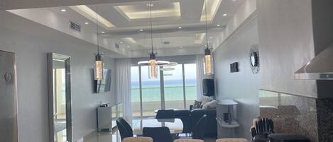 Una Smart TV, una mesa de tenis de mesa, un reproductor estéreo