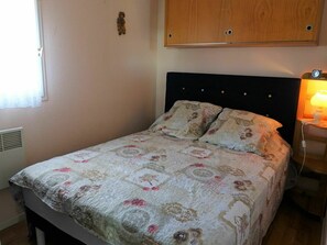 1 bedroom, travel cot, WiFi, bed sheets