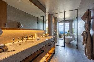 套房, 无烟房, 海洋景观 (Garden) | 浴室 | 独立的浴缸和淋浴、大花洒淋浴喷头、免费洗浴用品、吹风机