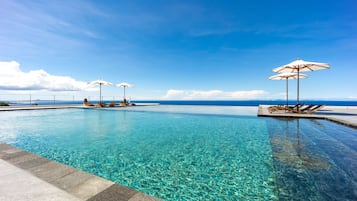 Una piscina al aire libre de temporada